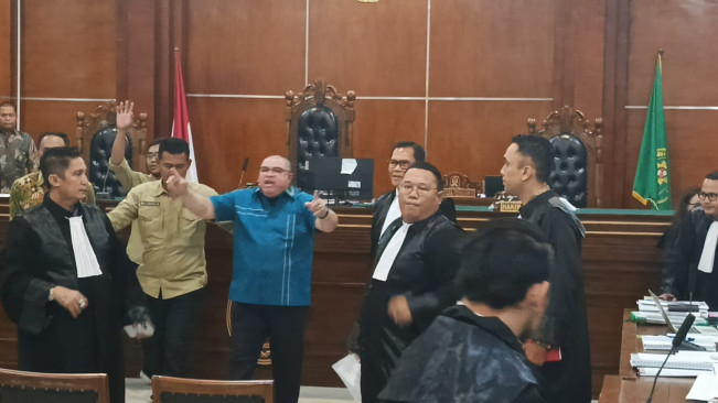 Razman Nyaris Hajar Hotman Paris di PN Jakut, Hakim Tunda Sidang